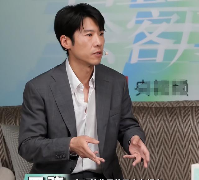上海一夜，坐“靳东”后边的王宝强，让所有人见识了他的不解风情