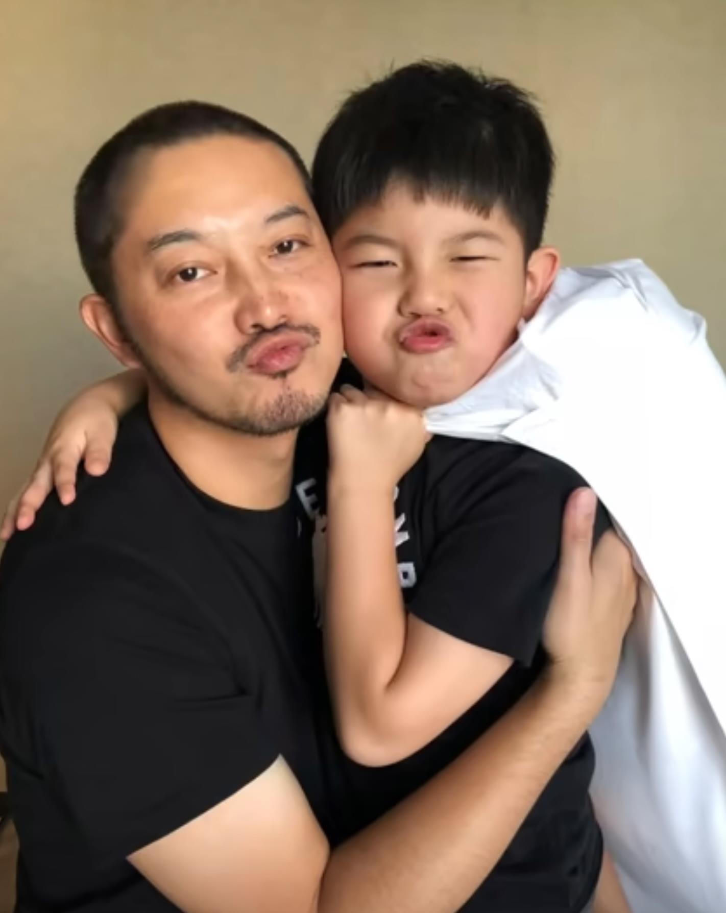 沙溢儿子14岁长这样？当年萌娃秒变文艺少年，网友：基因太狠！