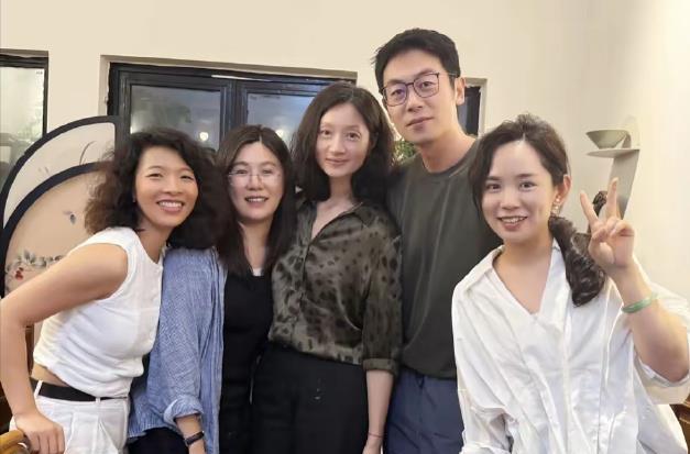 沈佳妮罕见秀恩爱，一家4口合影，朱亚文姿势可爱，力破婚变传闻