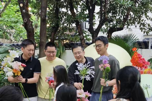 沈佳妮罕见秀恩爱，一家4口合影，朱亚文姿势可爱，力破婚变传闻