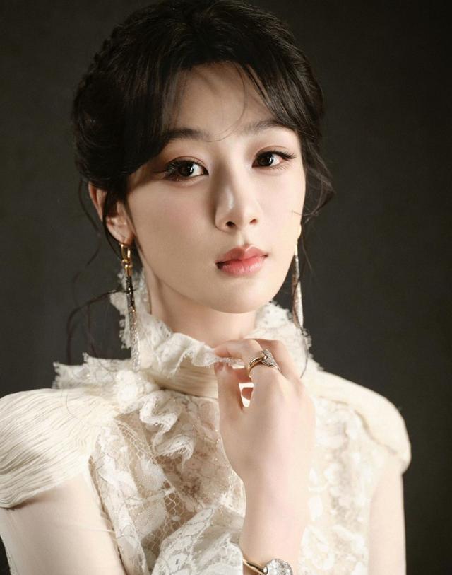 杨紫无缘白玉兰视后很正常，古装剧拿视帝和视后，只有胡歌和孙俪