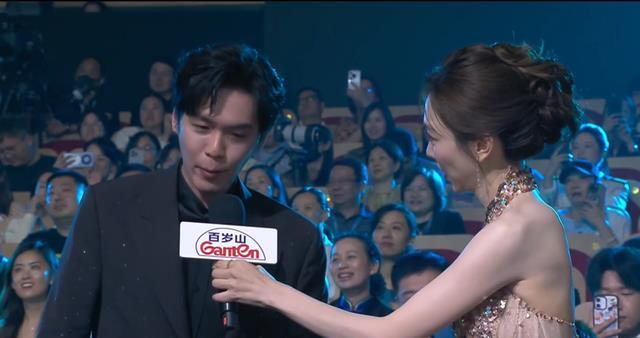 上海一夜，坐“靳东”后边的王宝强，让所有人见识了他的不解风情