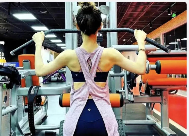 31岁章泽天晒出健身照：穿小短裙打球像小姑娘，小腿肌肉太结实