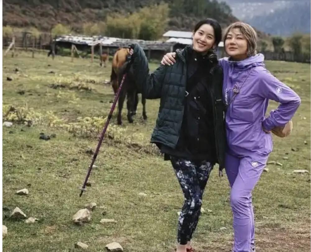 31岁章泽天晒出健身照：穿小短裙打球像小姑娘，小腿肌肉太结实