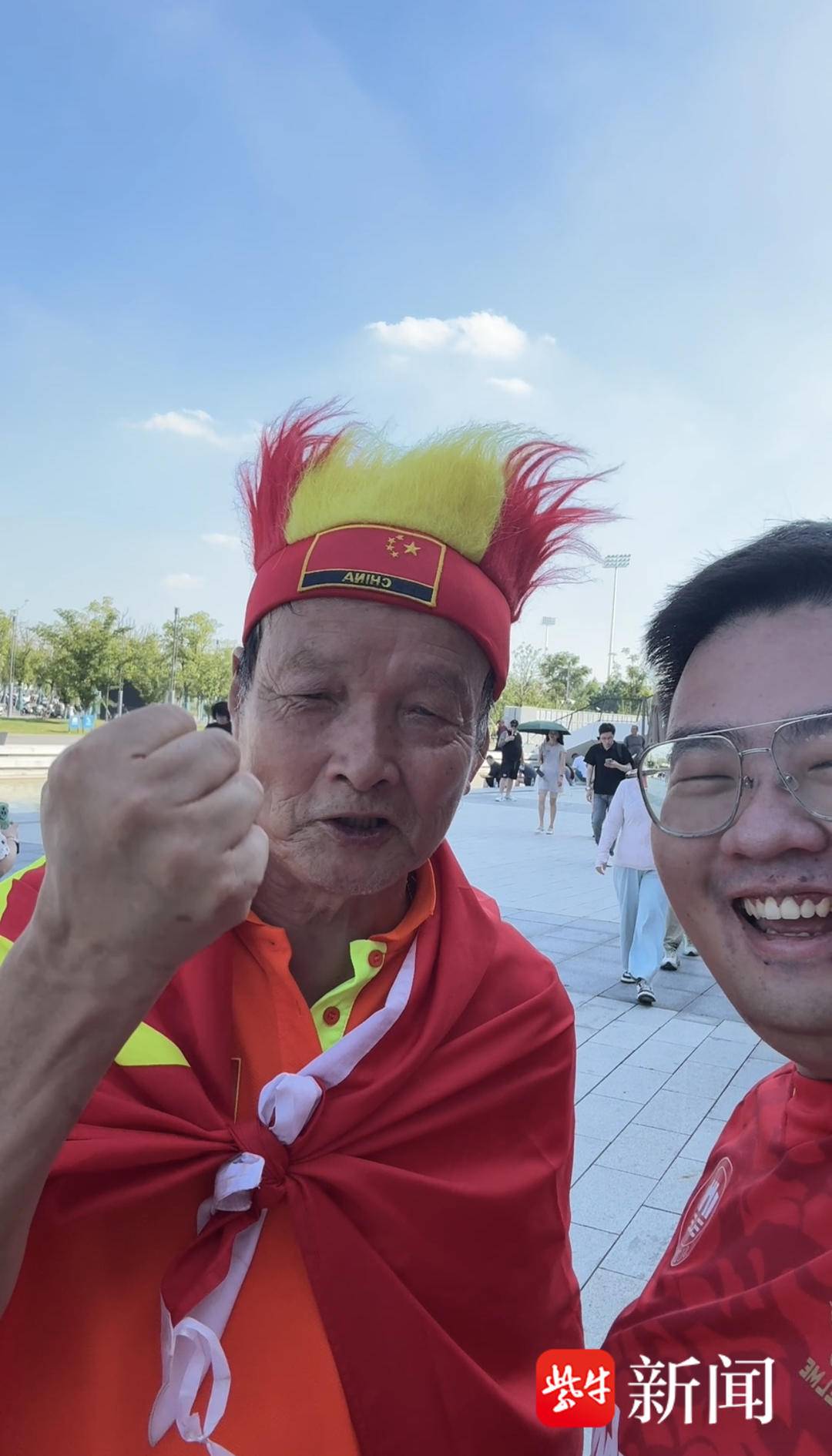 “看苏超，很提气！” 68岁江西球迷跨省追赛 72岁球迷乔老爷预言苏扬战2：1