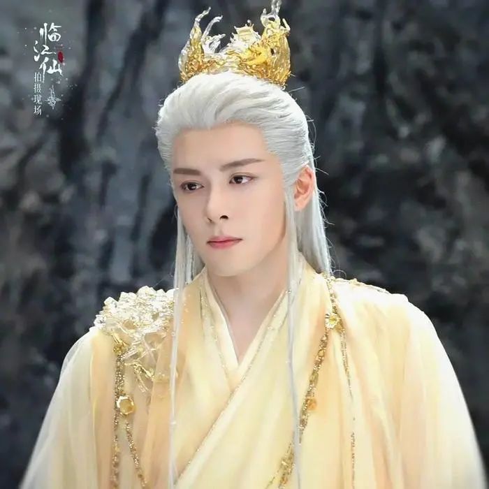 今年夏天，曾舜晞主演的仙侠剧《临江仙》特别火，他演的角色顶着一头银发仙气十足，很多人夸他演得好。 可弹幕里有人发问："这大少爷又来靠家里关系刷存在感吗？" 这位家里有几十亿资产的年轻人，当年放着北京电影学院的录取通知书不要，非要住地下室、吃