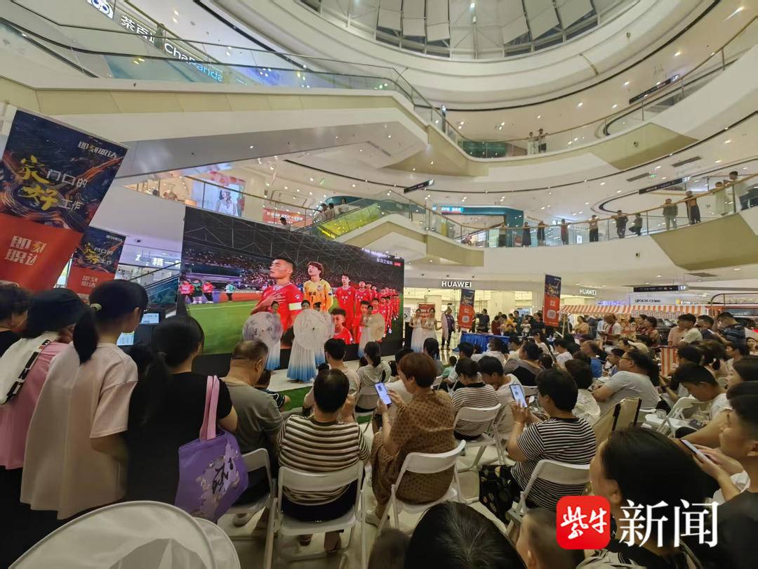 镇江文旅“苏超”助威团空降盐城地标，许仙和法海也来了？
