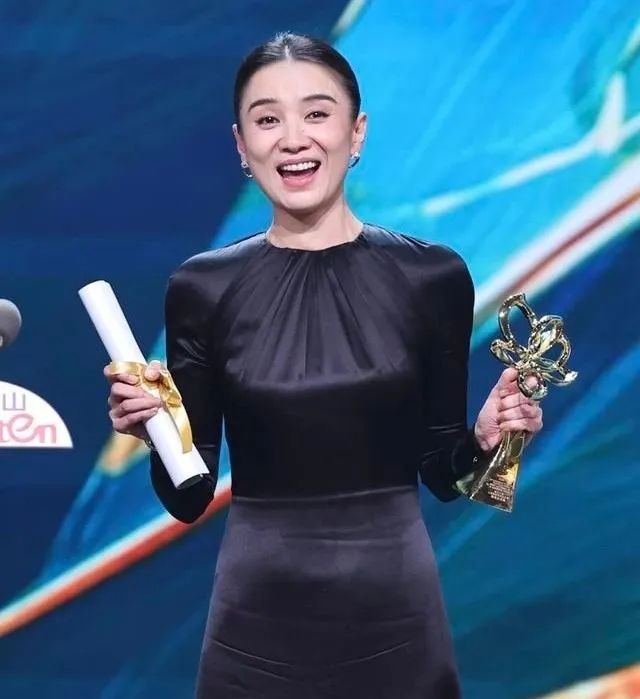 刘亦菲缺席白玉兰颁奖，疑提前知道结果不满主办方戏耍，天仙这是输不起还是真高贵？