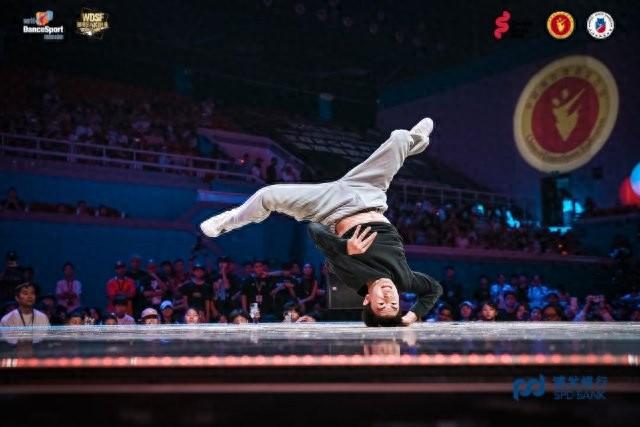 霹雳舞亚青赛上演中日对决，中国队完胜包揽双冠