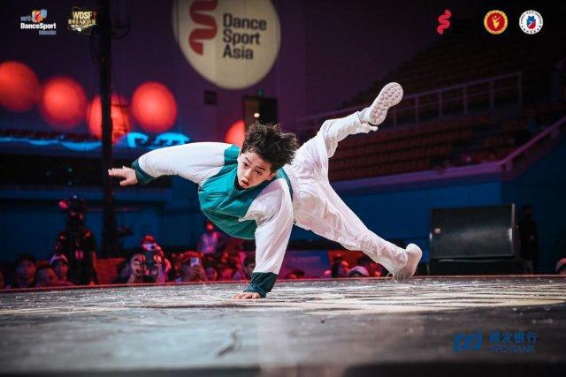 霹雳舞亚青赛上演中日对决，中国队完胜包揽双冠