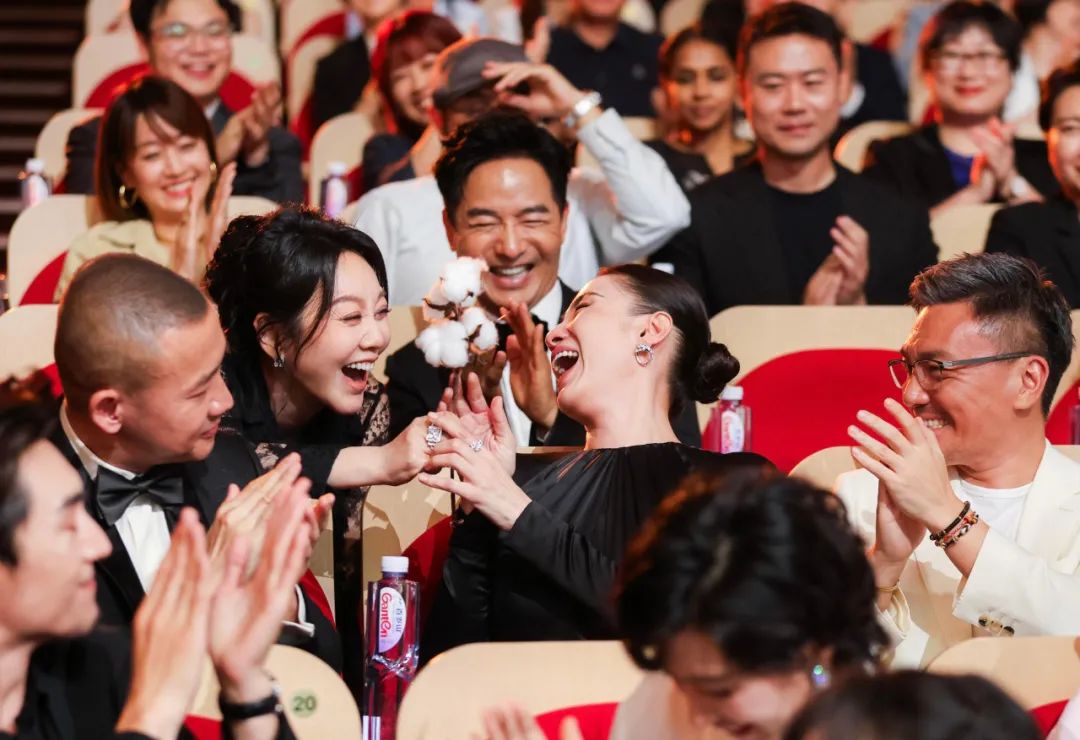 刘亦菲缺席白玉兰颁奖，疑提前知道结果不满主办方戏耍，天仙这是输不起还是真高贵？