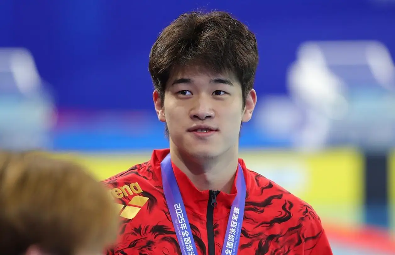 潘展乐面临成名后最严峻考验，世界排名跌出前10，世锦赛冲冠难度大