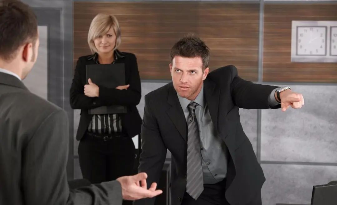 遇到一个强势的人，不要认怂，不要顺从，只需要记住“心理逆反理论”