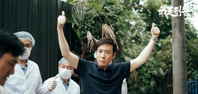 上海一夜，坐“靳东”后边的王宝强，让所有人见识了他的不解风情