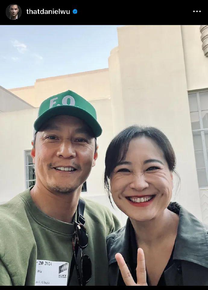 43岁贾玲最新露面：穿小短裙打网球小腿肌肉亮了，笑出一脸褶子