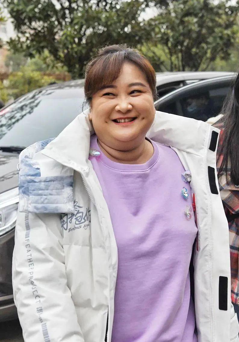 43岁贾玲最新露面：穿小短裙打网球小腿肌肉亮了，笑出一脸褶子