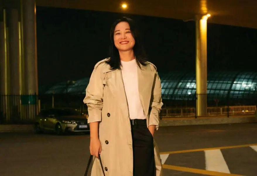 43岁贾玲最新露面：穿小短裙打网球小腿肌肉亮了，笑出一脸褶子
