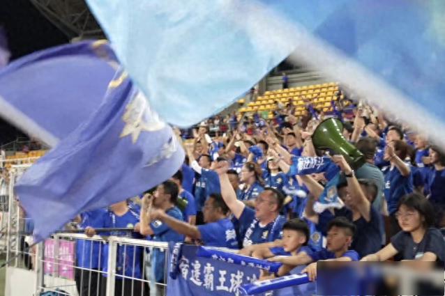 宿迁队球员现场致谢观众，球迷：下一场继续战斗！