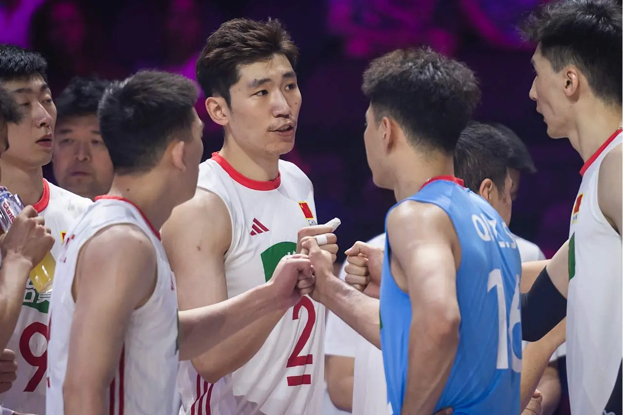 中国男排输惨了，连续三场被3-0横扫，世联赛2胜6负，排名倒数！