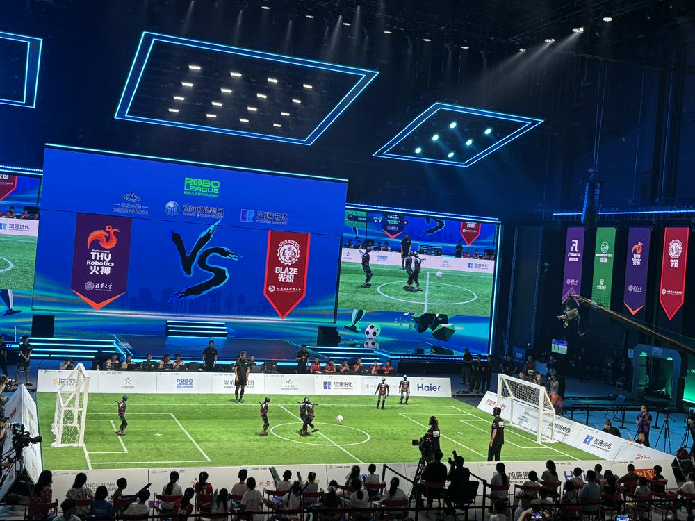 3V3机器人贴身“肉搏”，首个不使用遥控器的“机器人足球联赛”来了！
