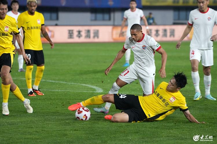 青岛西海岸1-0小胜海牛，戴维森世界波，兰克尔-泽错失空门