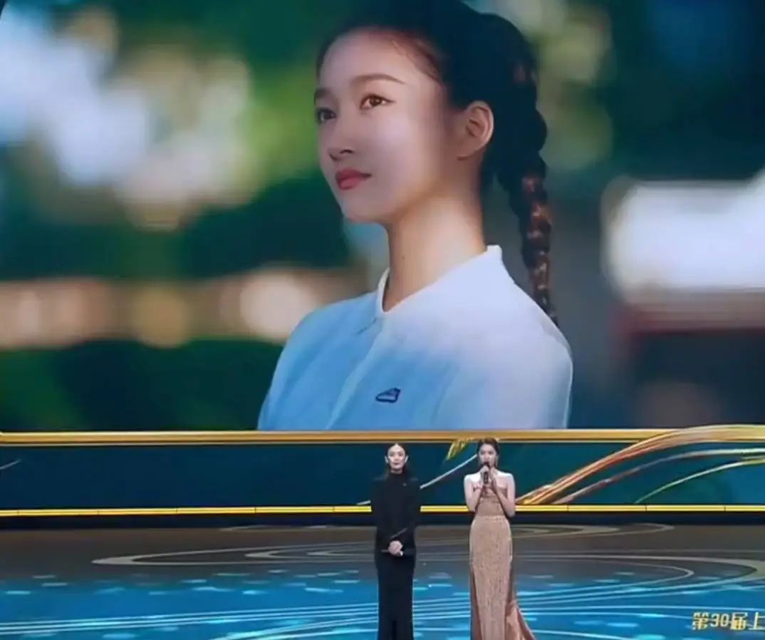 近日，演员关晓彤亮相第 30 届上海电视节白玉兰颁奖礼。 在其发表获奖感言期间，现场大屏幕展示了一张 2019 年鹿晗为其庆生的照片，该画面迅速引发公众热议。 舆论普遍认为，此举或为对二人情感状态的含蓄回应，间接辟谣此前流传的分手传闻。