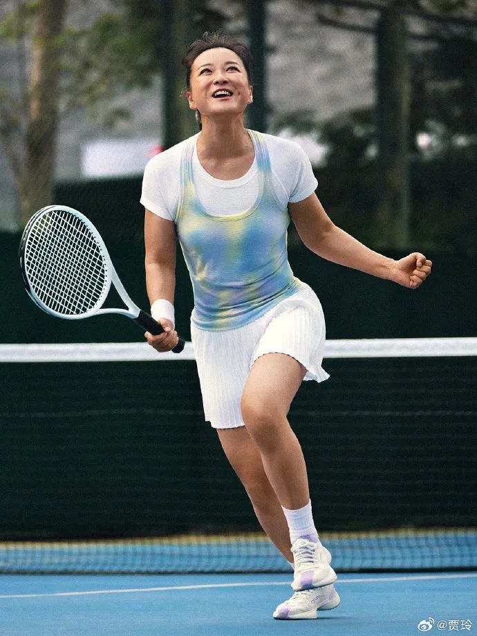 43岁贾玲晒近照，穿短裙打网球活力元气，又瘦又美太养眼了