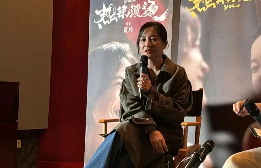 43岁贾玲晒近照，穿短裙打网球活力元气，又瘦又美太养眼了