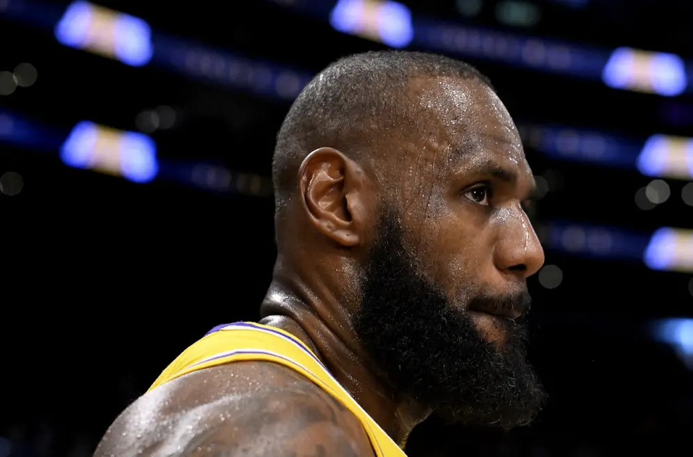 就在今天，詹姆斯再赚5260万，达成79年NBA独一无二的纪录