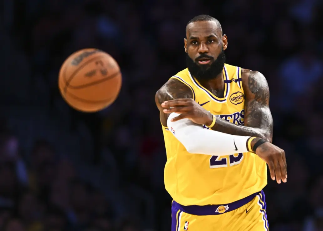 就在今天，詹姆斯再赚5260万，达成79年NBA独一无二的纪录