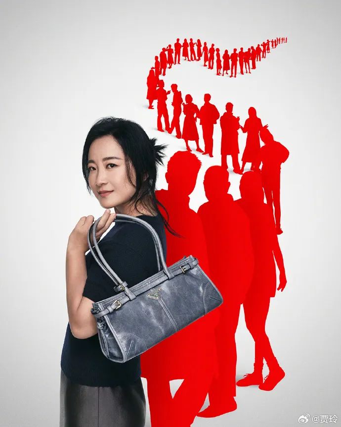 43岁贾玲晒近照，穿短裙打网球活力元气，又瘦又美太养眼了