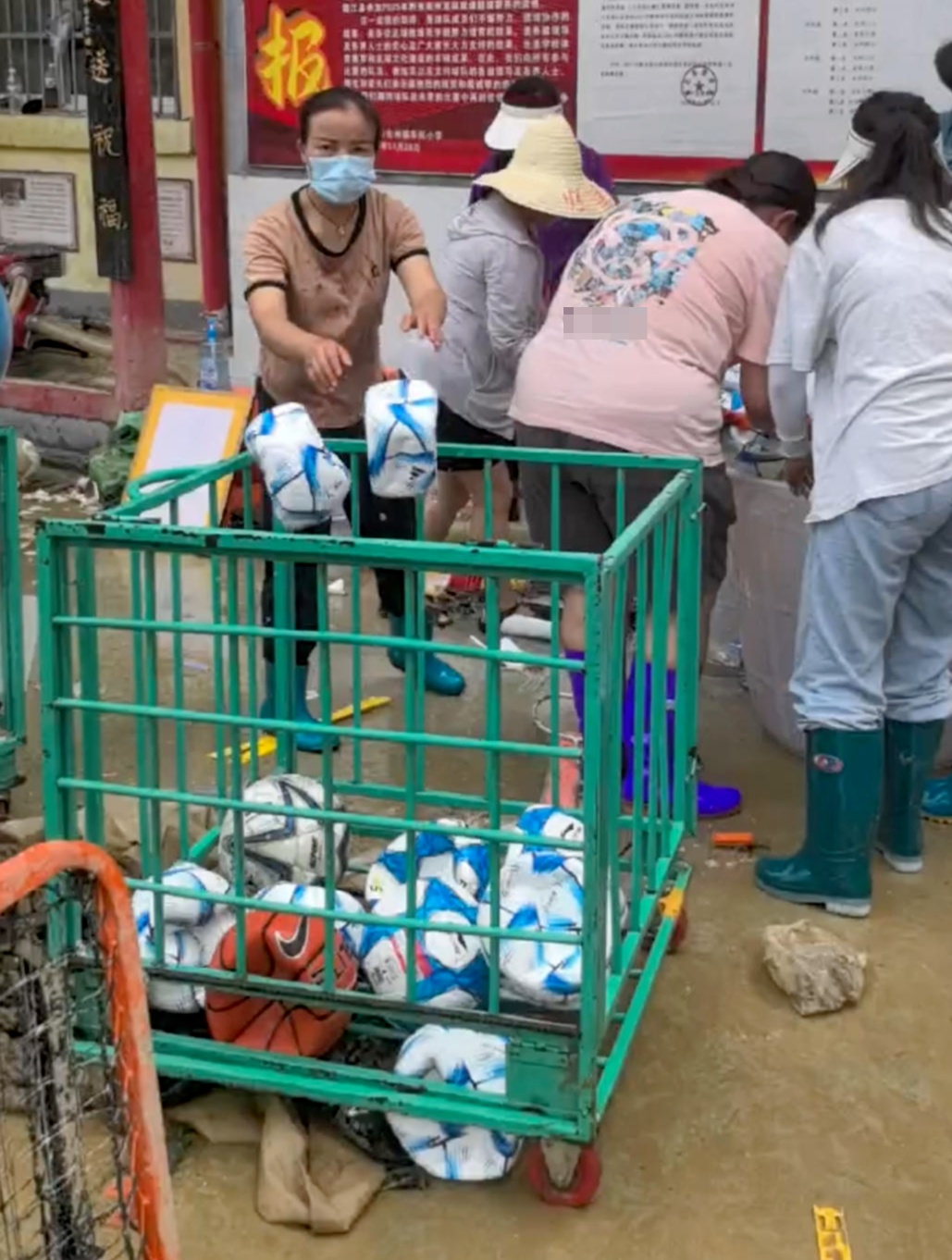榕江县“班超”总冠军车民小学受灾，近50名家长自发清洗泡水足球：让孩子复学后能及时有球踢