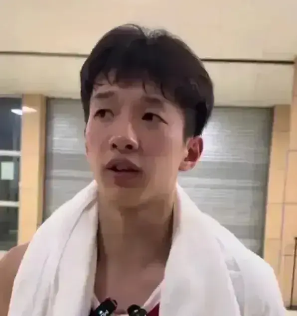 2名嘴不满！曲绍斌2离谱操作，让张博源坐冷板凳，2连败面临下课
