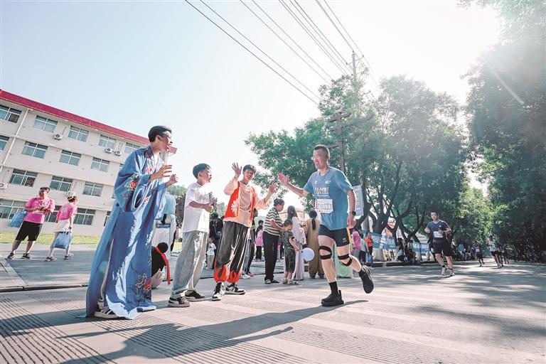 2025麟游夏季半程马拉松跑热“避暑经济”