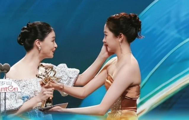 宋佳光脚聊天闫妮送花，蒋欣获奖泪洒现场，谁说女演员只争奖？