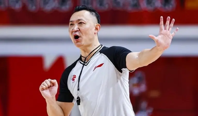 闫军领衔CBA十佳裁判出炉，却遭球迷群嘲：都挺优秀，十个太少了