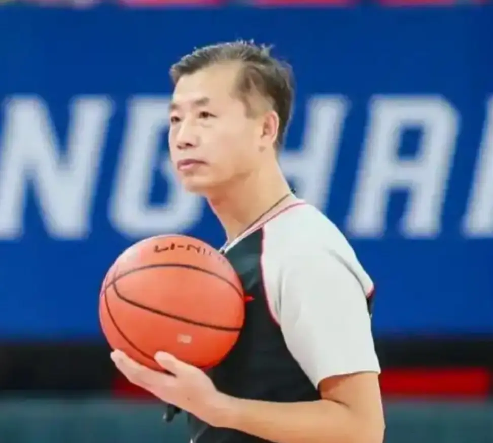 闫军领衔CBA十佳裁判出炉，却遭球迷群嘲：都挺优秀，十个太少了