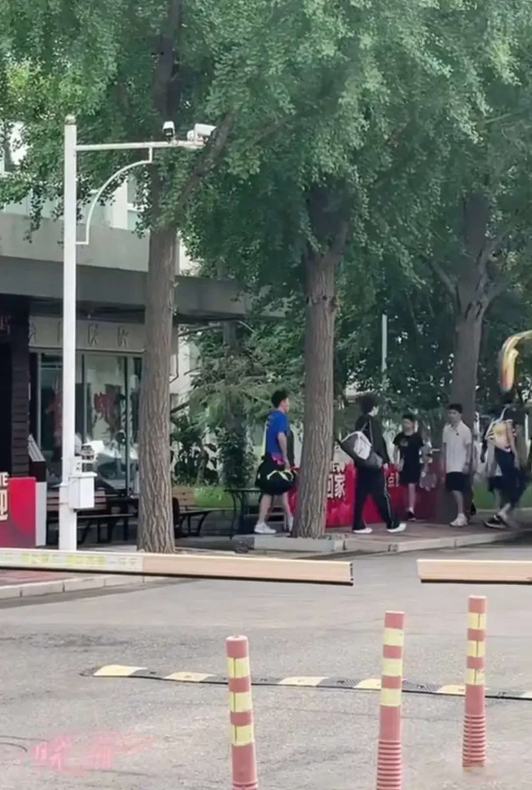 美国大满贯赛倒计时3天，王楚钦开车上训，孙颖莎袁队医一起下训