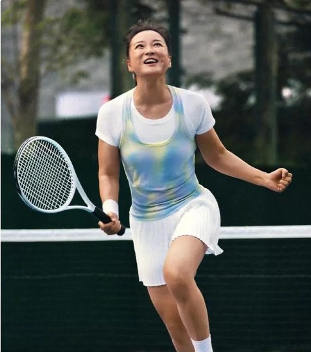 贾玲减重100斤变运动达人，联手汪顺打网球，下一场冲浪约定了？