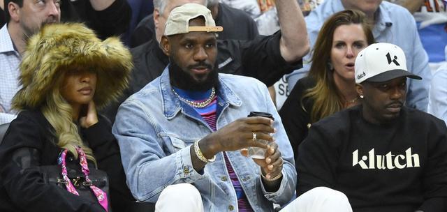 NBA记者建议：骑士队尝试与湖人队交易勒布朗·詹姆斯