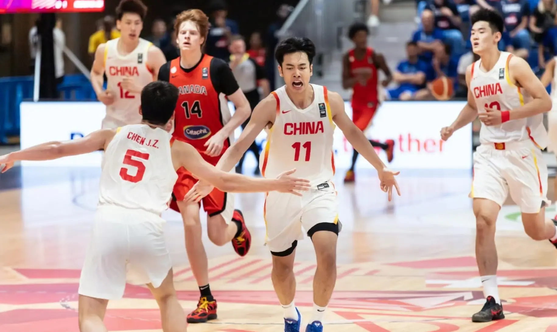 离谱操作令人无语！U19国青男篮惨败两场，主教练备受质疑