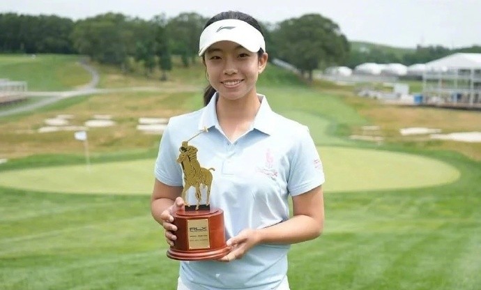 刘国梁15岁女儿刘宇婕夺高尔夫冠军，赛后英文演讲感谢父母
