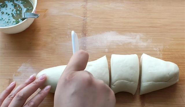 最快速葱油饼做法，外酥里软，不用饧面，凉了不硬，太节约时间了