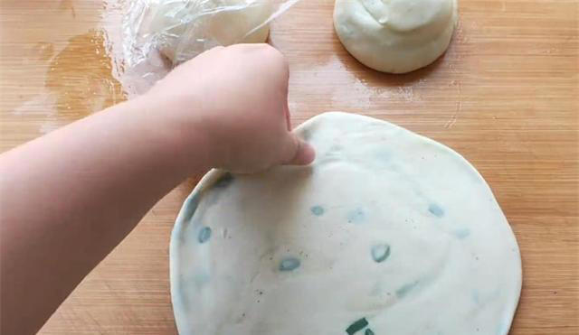 最快速葱油饼做法，外酥里软，不用饧面，凉了不硬，太节约时间了