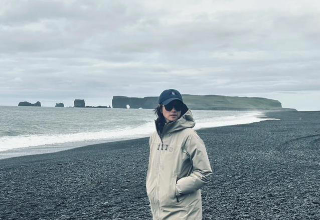 沈佳妮冰岛晒全家福！素颜出镜超真实，俩女儿长一样？