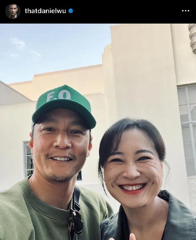 43岁贾玲最新露面：穿小短裙打网球小腿肌肉满满，笑出一脸褶子