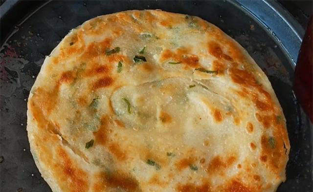 最快速葱油饼做法，外酥里软，不用饧面，凉了不硬，太节约时间了