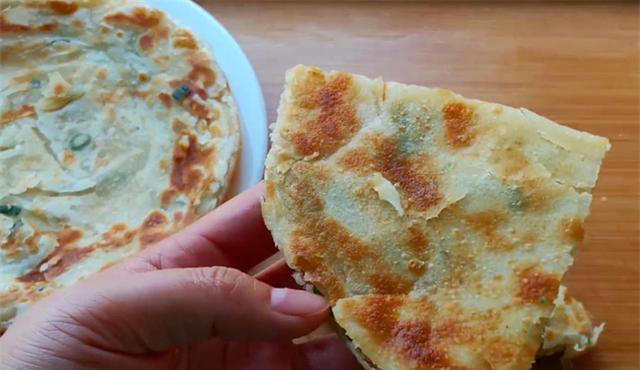 最快速葱油饼做法，外酥里软，不用饧面，凉了不硬，太节约时间了