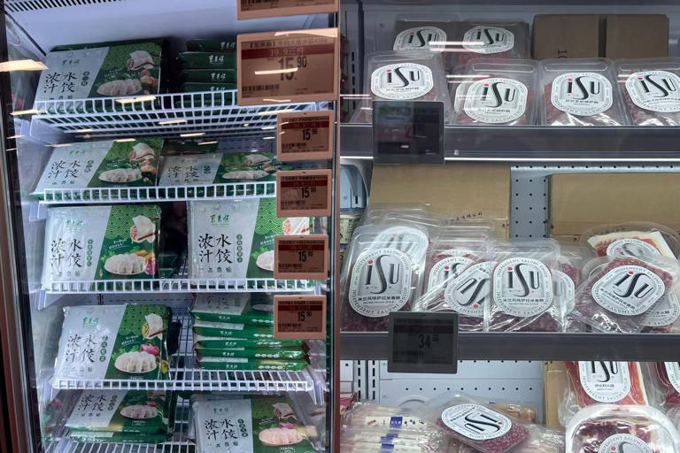 左：东来顺速冻水饺 右：国产意大利风味火腿 图片拍摄：界面新闻 马越