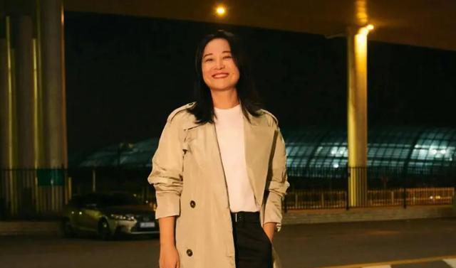 43岁贾玲最新露面：穿小短裙打网球小腿肌肉满满，笑出一脸褶子